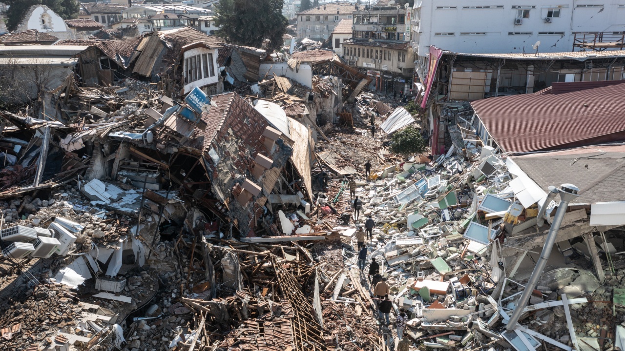 След силното земетресение в Турция: Поредица вторични трусове и ранени