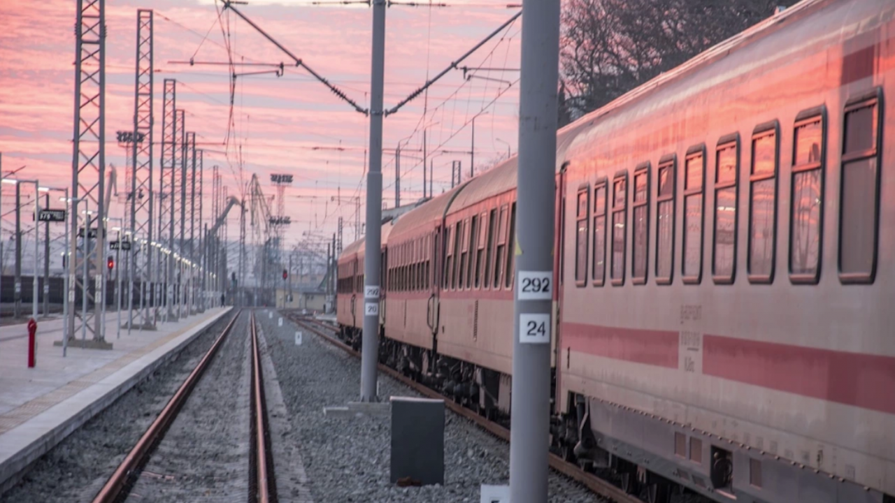 Спряха влака Варна-София заради дим в едно от купетата