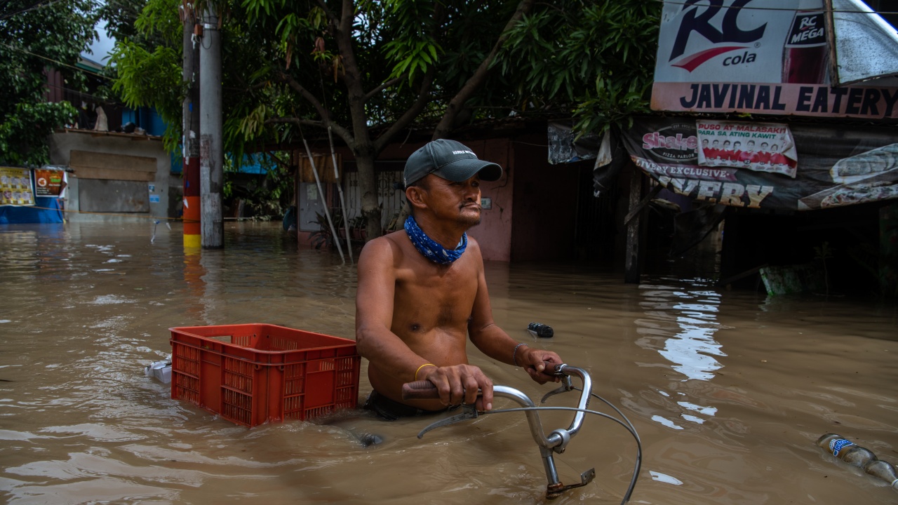 Петима загинали и 40 000 евакуирани заради наводнения и свлачища в Мианма
