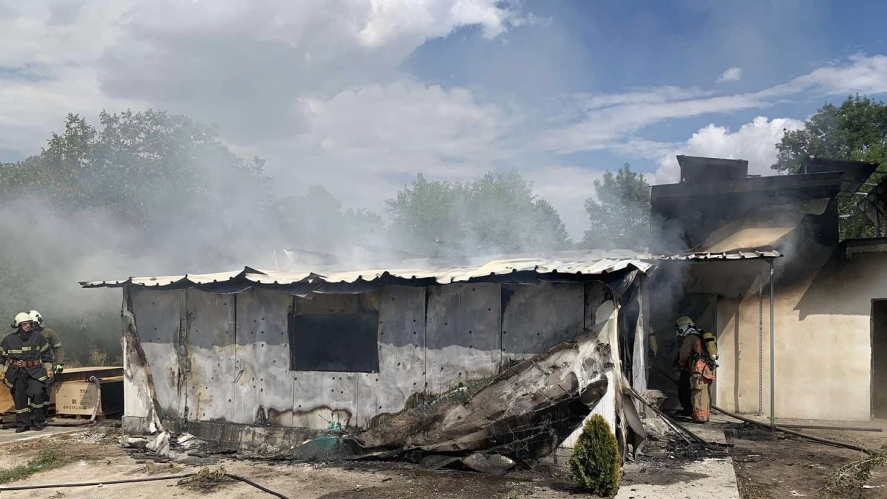 Пожар унищожи част от склад на Овощарския институт в Пловдив