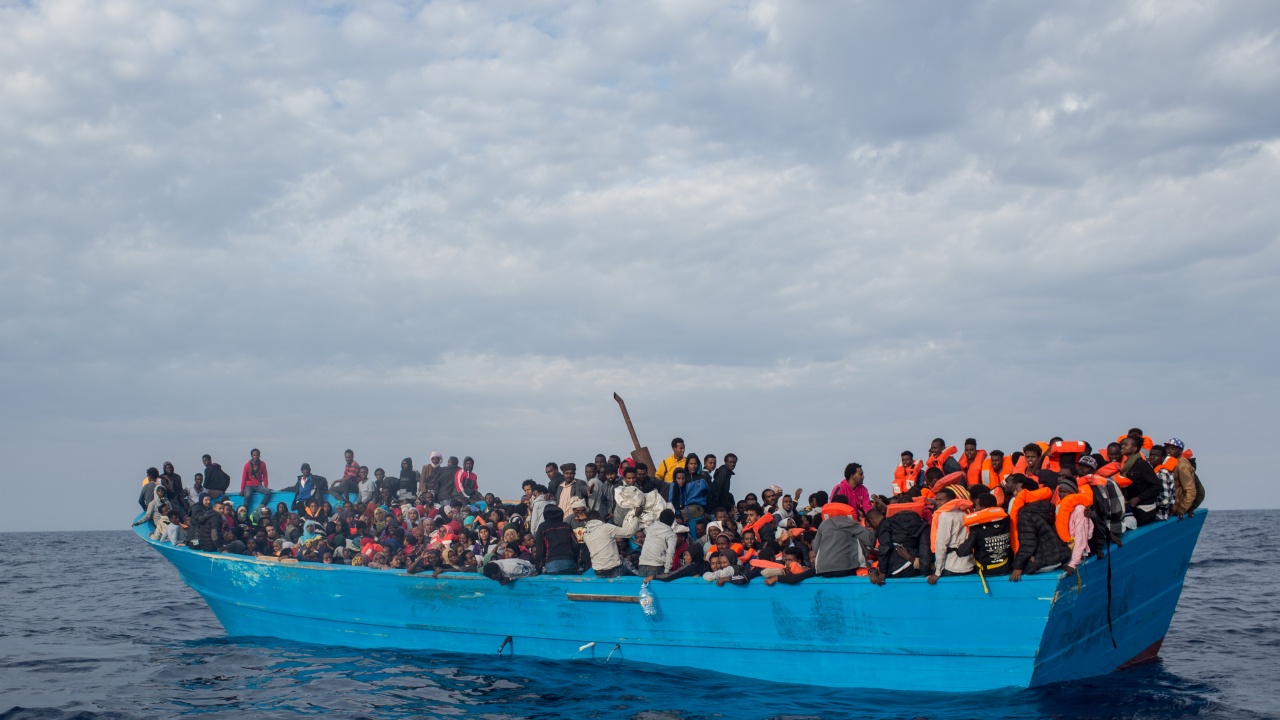 Шестима загинали при преобръщане на лодка с мигранти в Ламанша