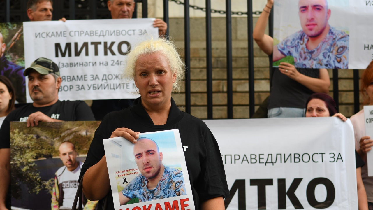 "Справедливост за Митко": Жители на Цалапица на протест пред Съдебната палата в София