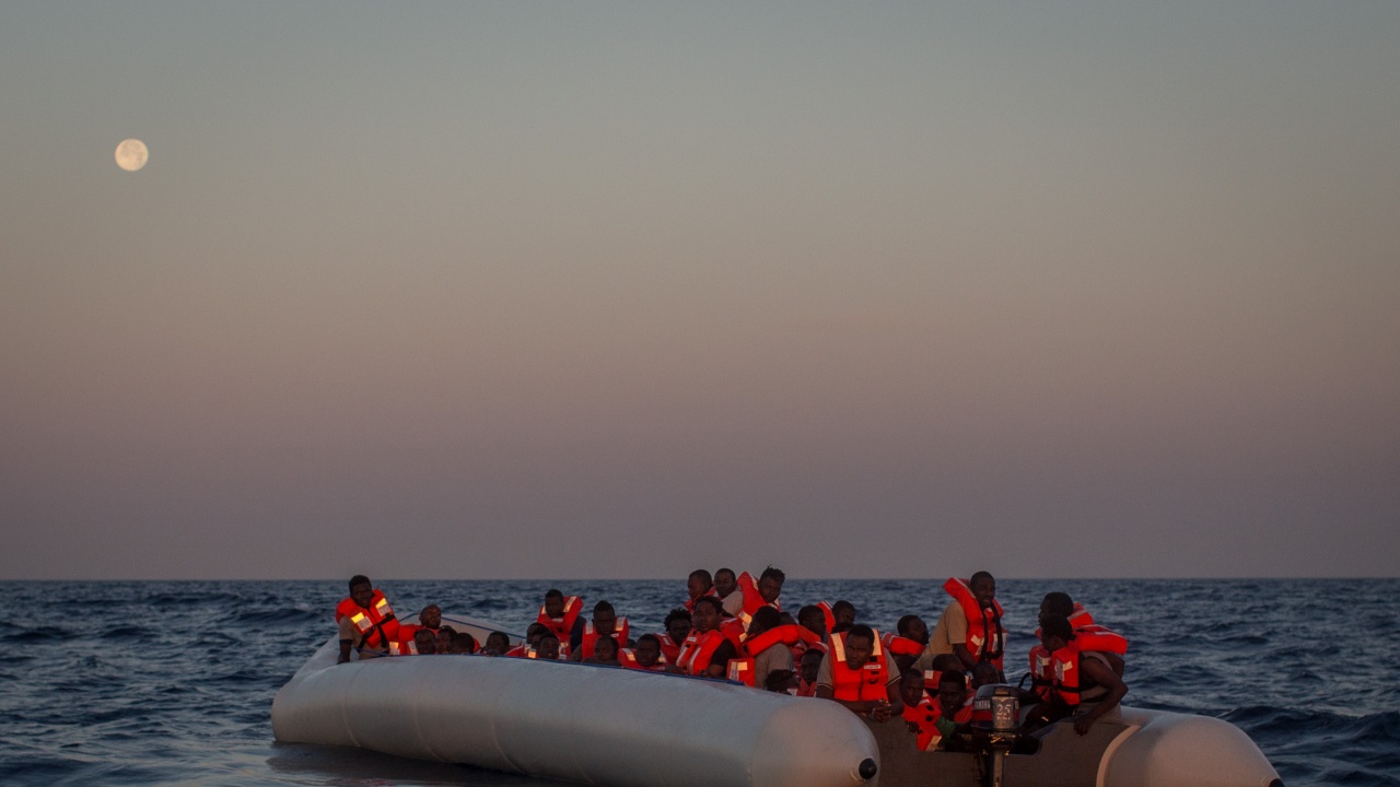 Близо 1000 мигранти за ден са стигнали с лодки до италианския остров Лампедуза
