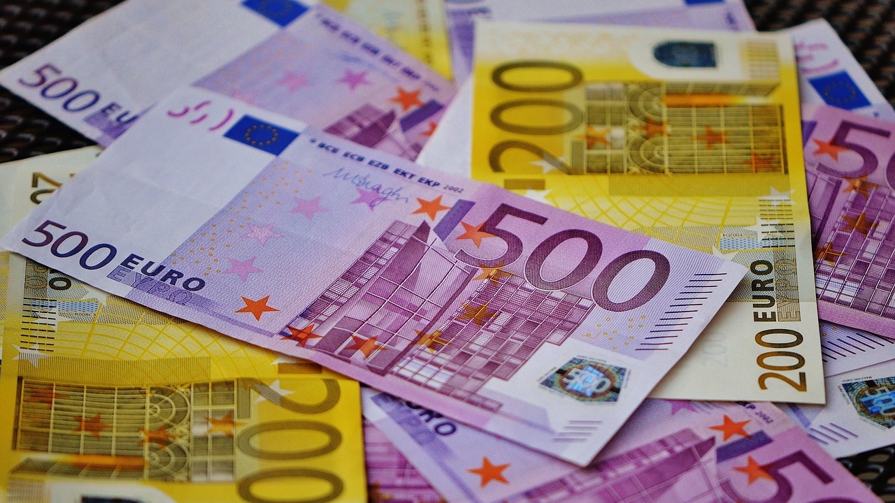 Курсът на еврото тази сутрин се повиши близо до прага от 1,10 долара