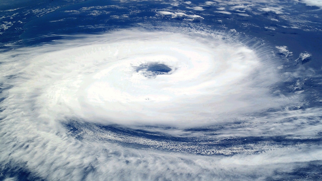 Япония се подготвя за тайфуна "Лан", отменяйки полети и жп курсове