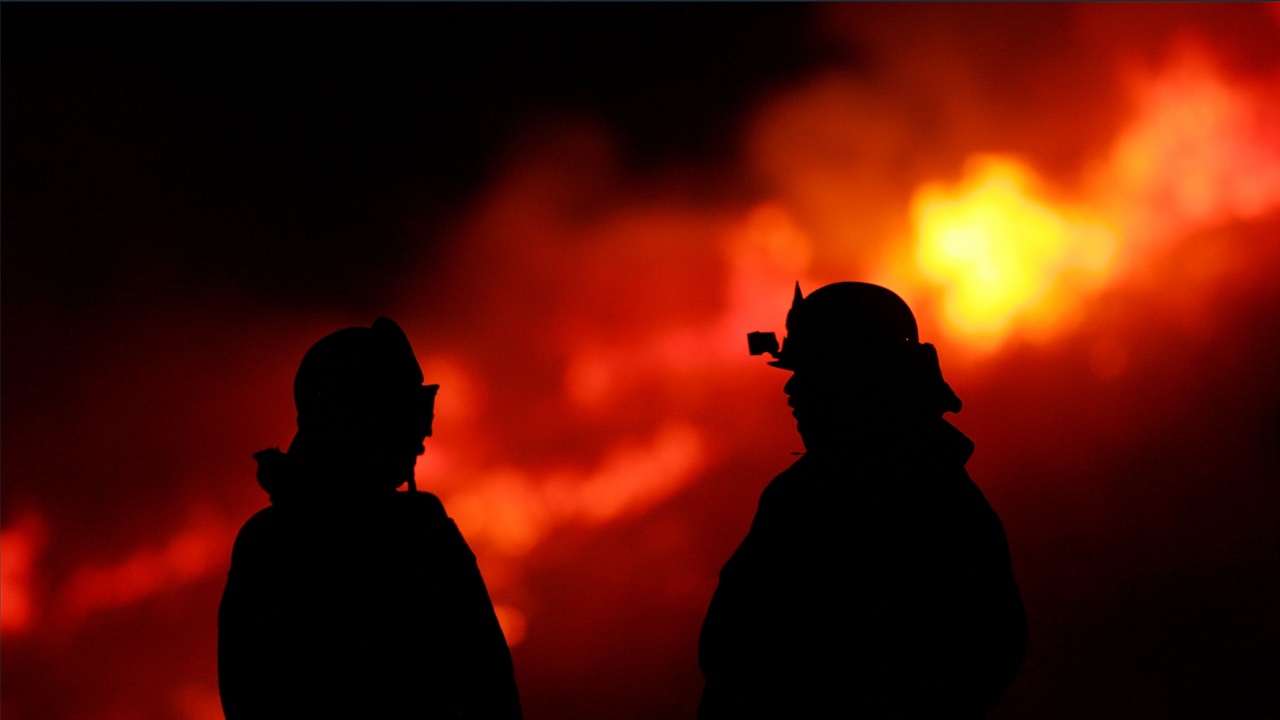 Пожарът в Бургаско се разраства, евакуираха къщи