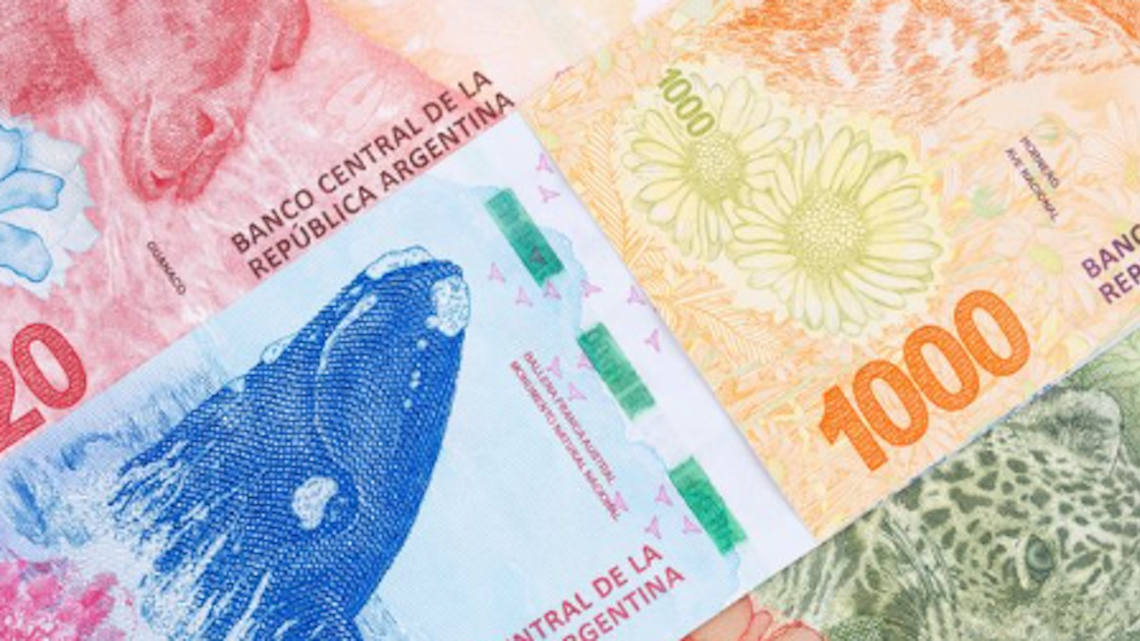 Девалвация на аржентинската валута след шокиращия вот на президентските избори: Над 350 песос за 1 долар