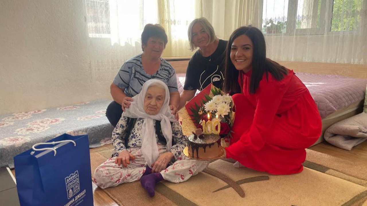 100-годишна баба получи торта и букет за рождения си ден