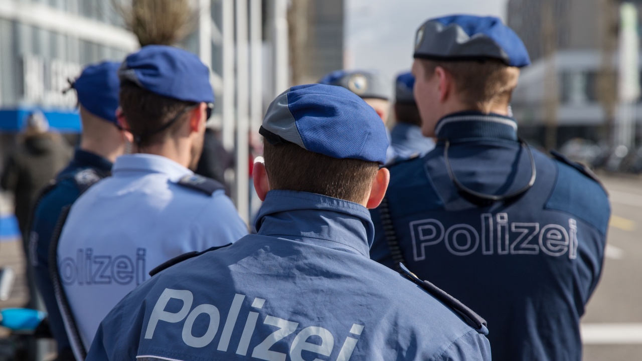 Хакери откраднаха имената и мобилните номера на 2800 швейцарски полицаи