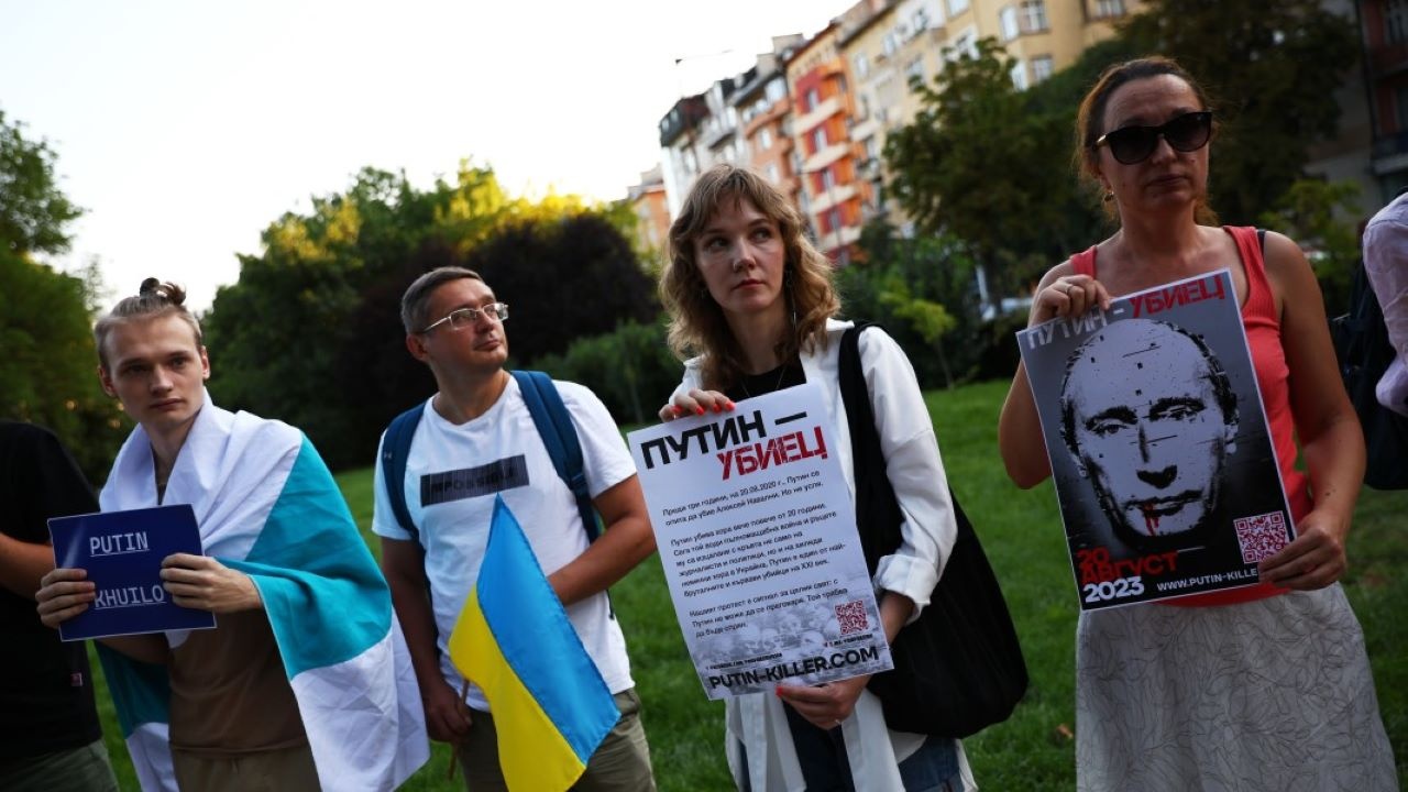 Руснаци на протест в София с плакати "Путин е убиец"