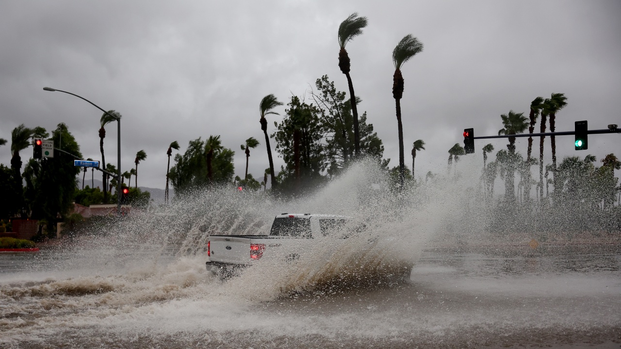 Тропическата буря "Хилари" удря Калифорния
