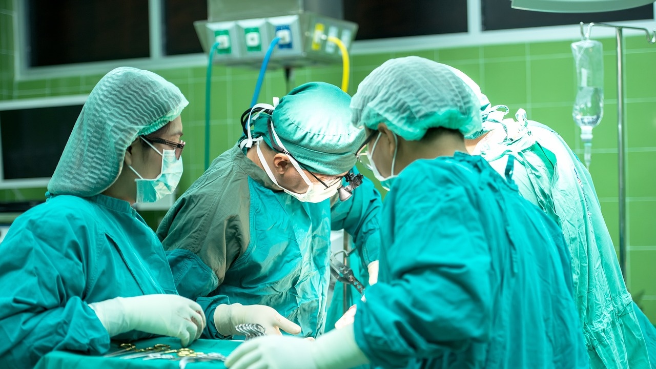 Лекари извършиха уникална 8-часова животоспасяваща операция