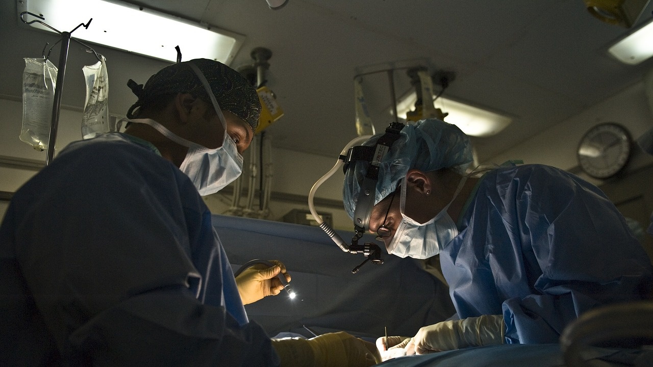 За първи път в света: лекари извършиха операция на гръбначен стълб с добавена реалност и хирургичен робот