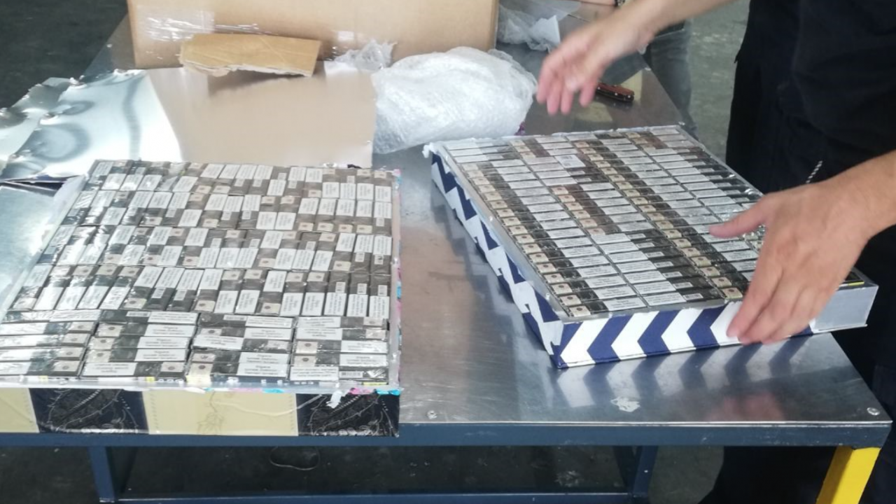 Откриха контрабандни цигари, опаковани като подаръци