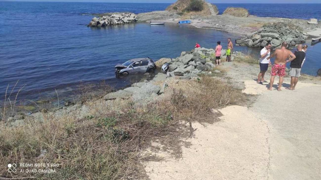 Кола падна в морето край Лозенец