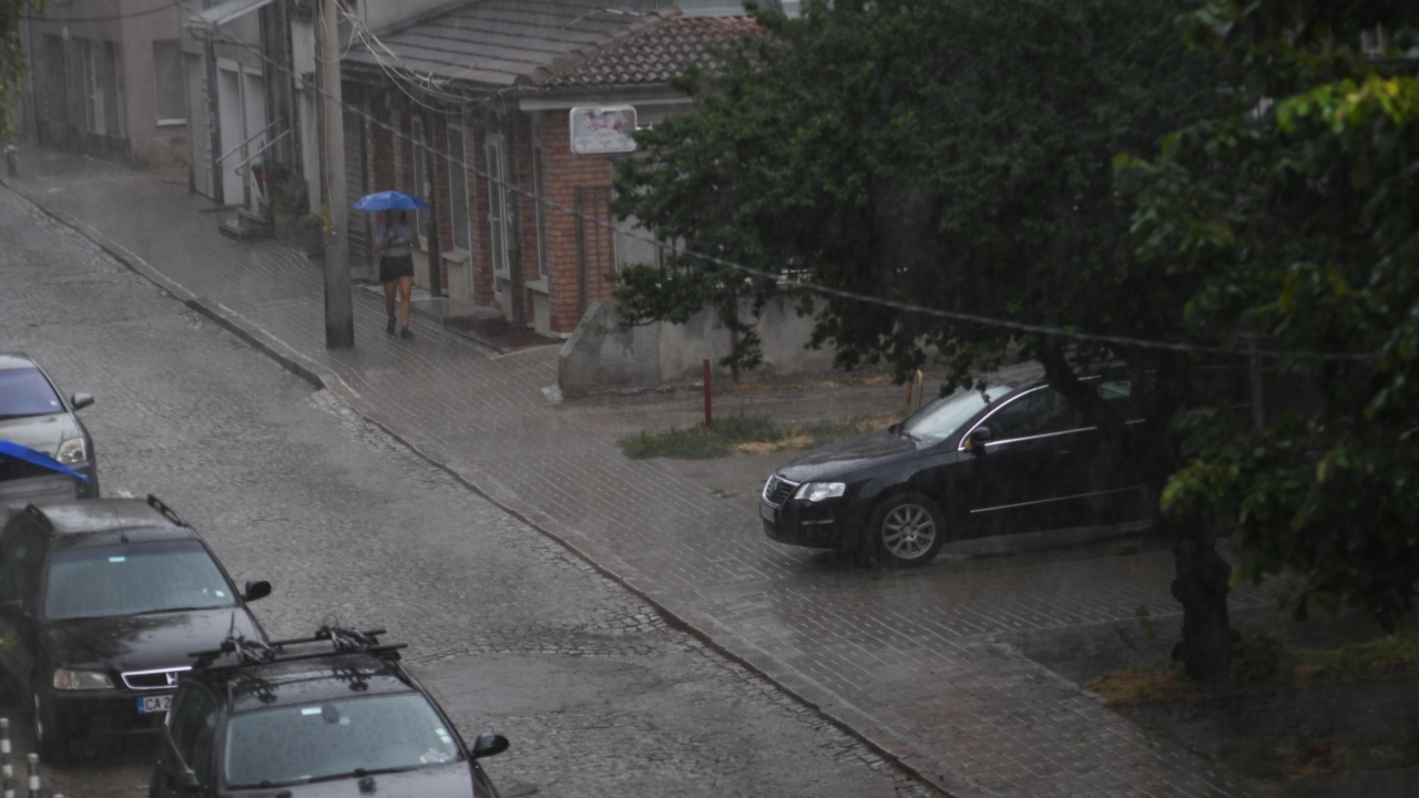 Пороен дъжд се изля над София
