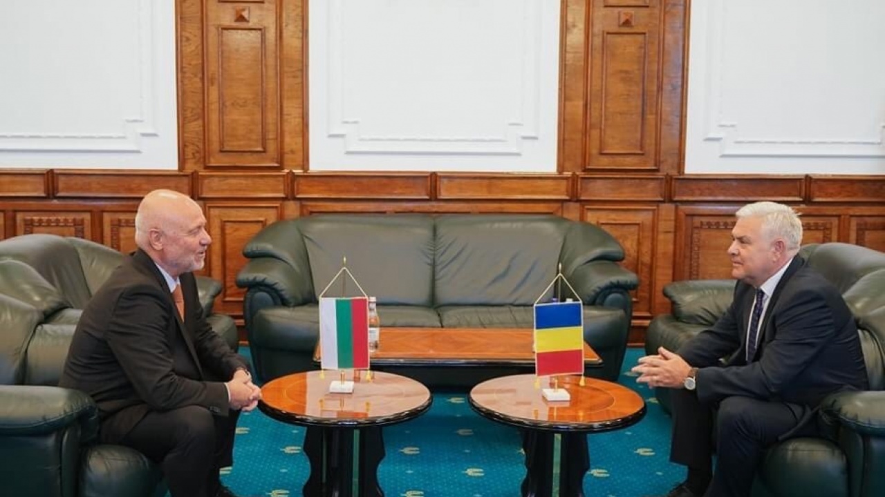 Министър Тагарев се срещна с румънския си колега Анджел Тълвар