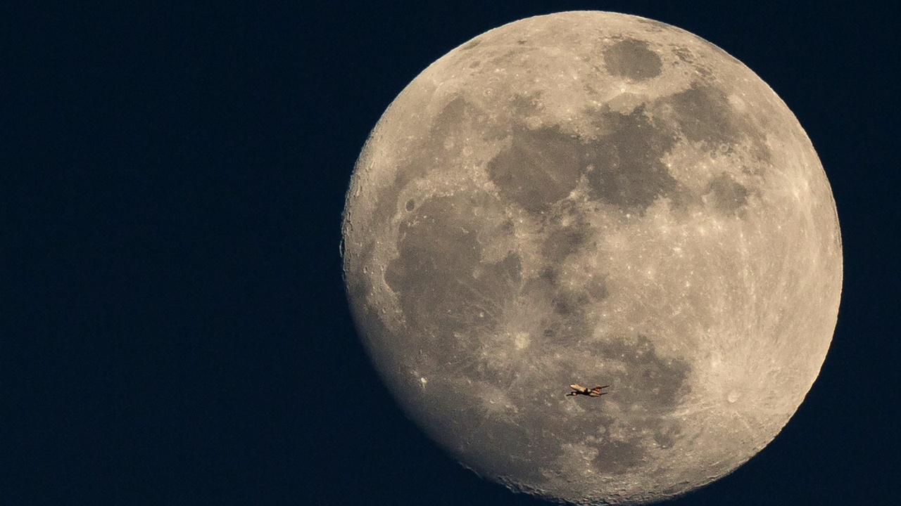 Индийски апарат каца на Луната