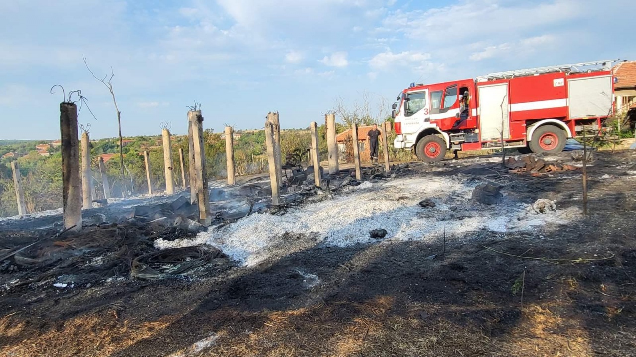 Пожарът край Казанлък е локализиран
