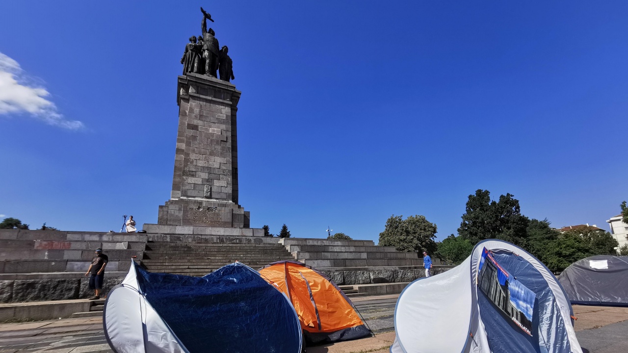Фандъкова: Палатките няма да спрат демонтажа на Паметника на Съветската армия