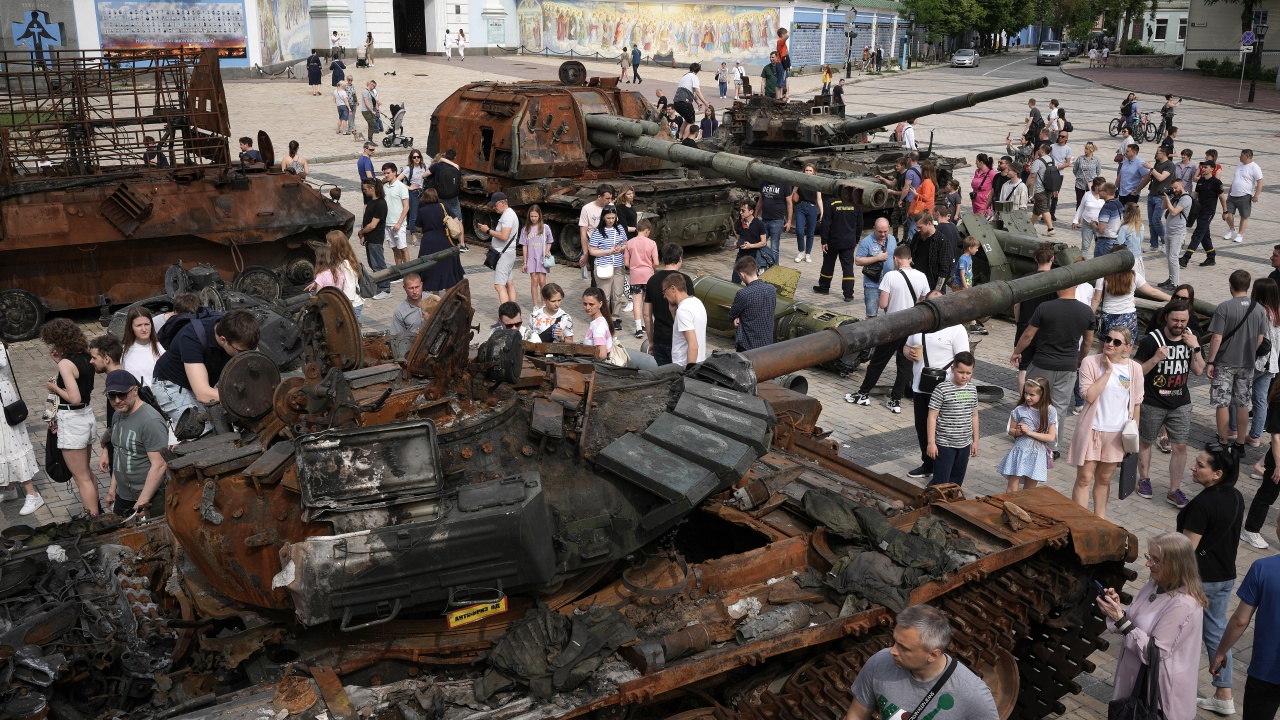 Украйна подреди унищожени руски танкове в центъра на Киев