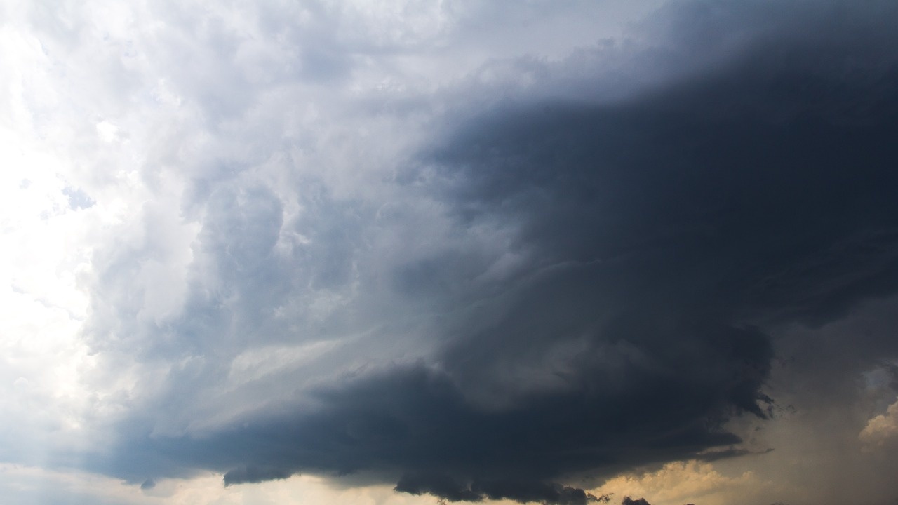 Край София небето почерня: Очакват се гръмотевични бури и градушка