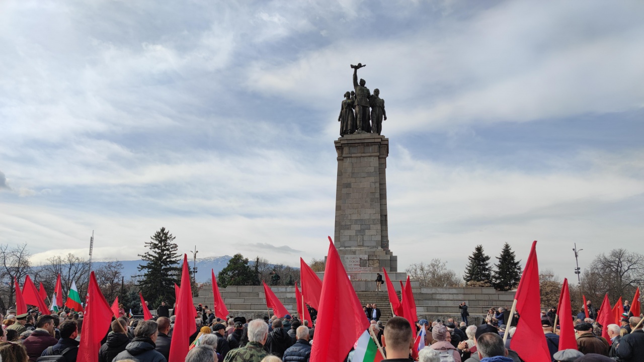 Голяма тълпа пази Паметника на Съветската армия, докато "Левски" играе с Айнтрахт