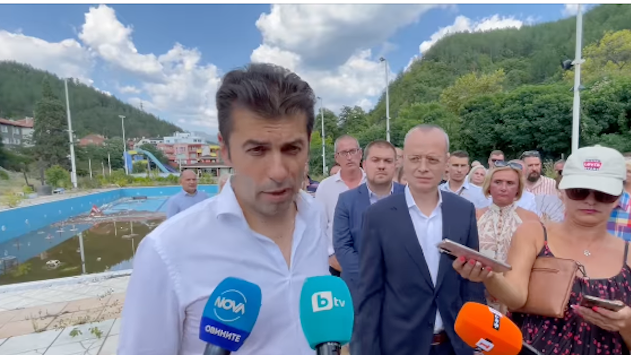 Община Благоевград: Петков и свитата му нахлуха без разрешение в сградата на аквапарка, ПП отговориха