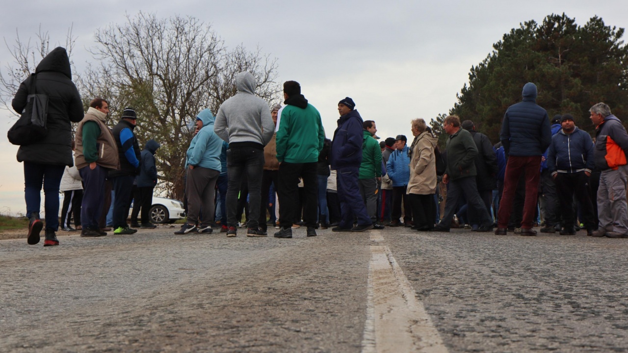 Служители на "Мини Марица-изток" излязоха на протест, блокираха възлово кръстовище в Стара Загора