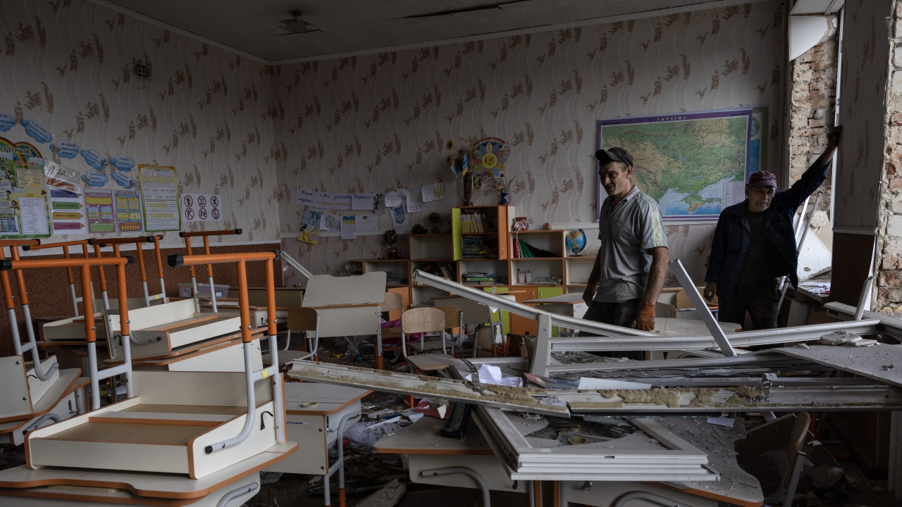 УНИЦЕФ: Само една трета от децата в Украйна посещават редовно училище