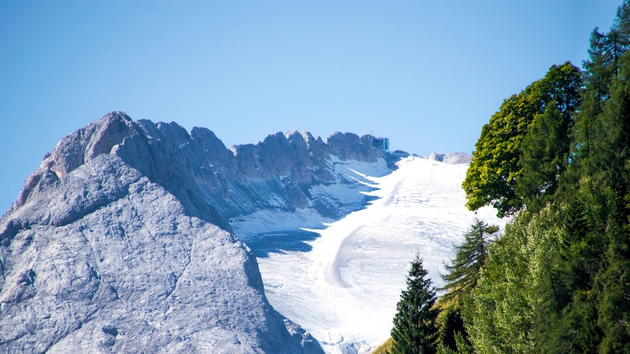 Площта на ледника Мармолада в италианските Алпи е намаляла с почти 50 процента от началото на века