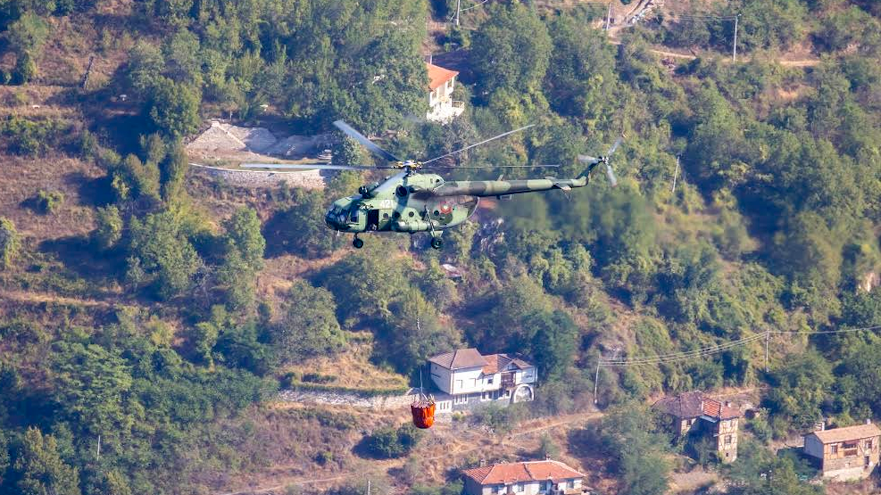 Военни хеликоптери и днес гасят пожара в Родопите