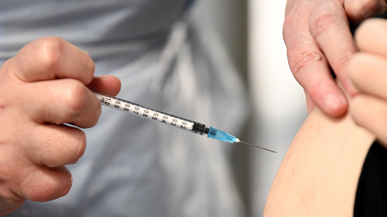ЕМА одобри адаптираната ваксина срещу COVID-19, от която България ще получи 1,3 млн. дози