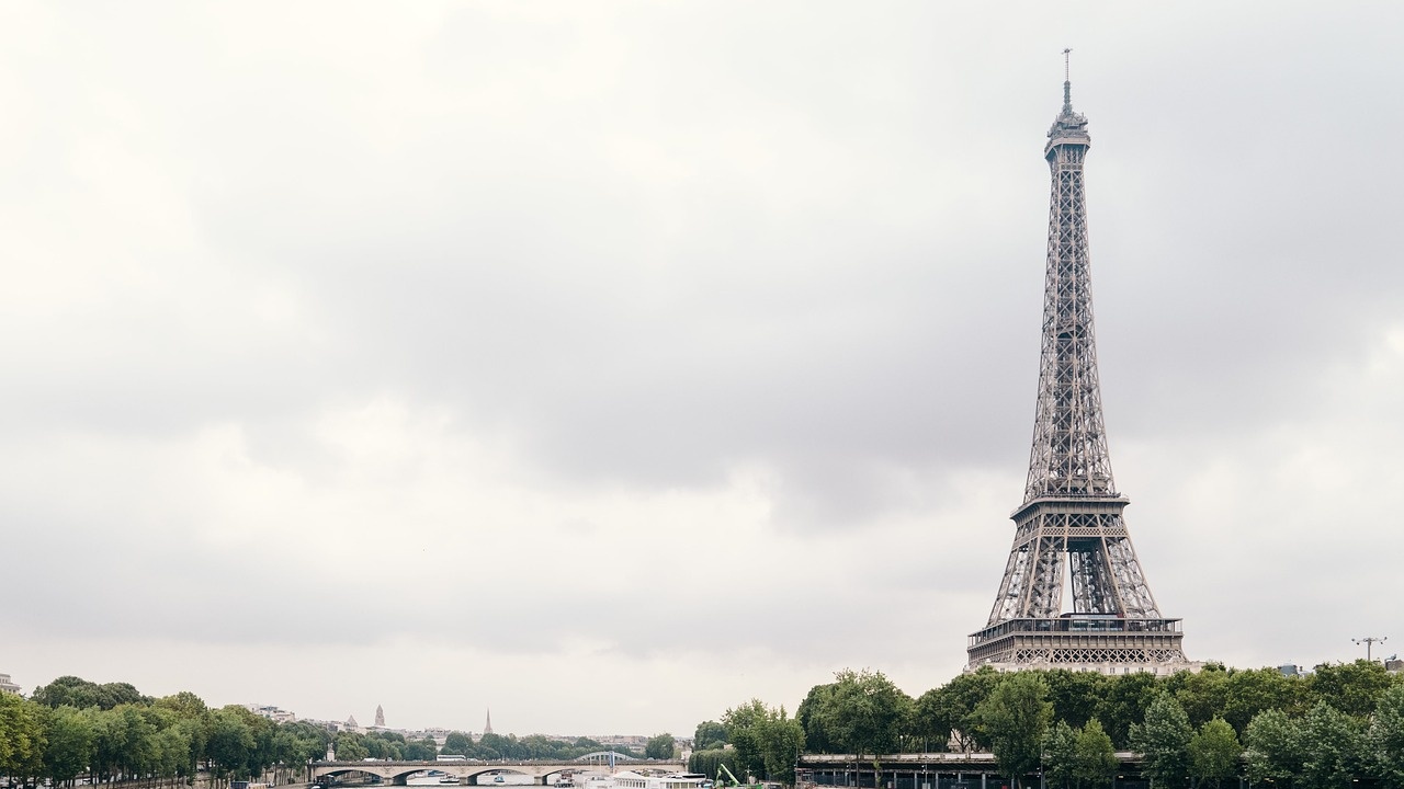 Париж разширява градската система за охлаждане с вода от река Сена