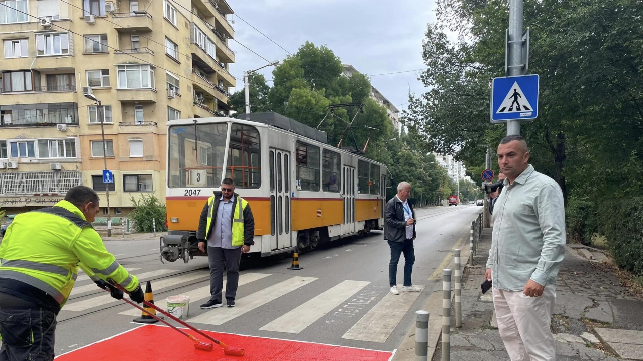 На 15 места в София ще бъде поставена специална червена маркировка преди пешеходни пътеки до 15 септември