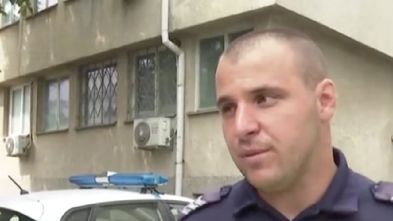 "Ангел в униформа": Полицай помага на блокираните в потопа на Южното Черноморие
