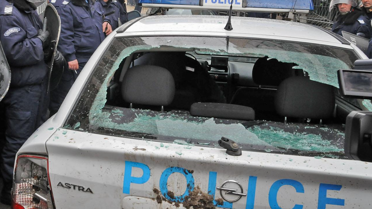 Мъж счупи прозорец на патрулка с ритник