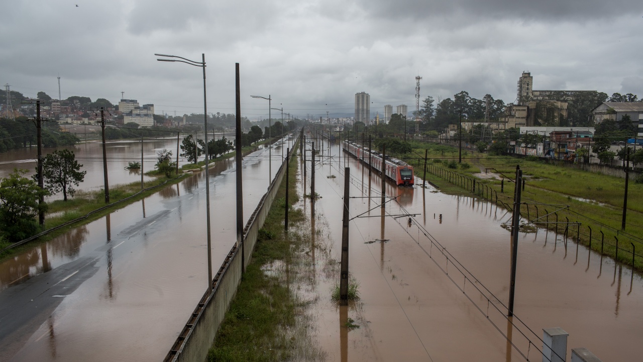 Нараства броят на жертвите на циклона, връхлетял Югоизточна Бразилия