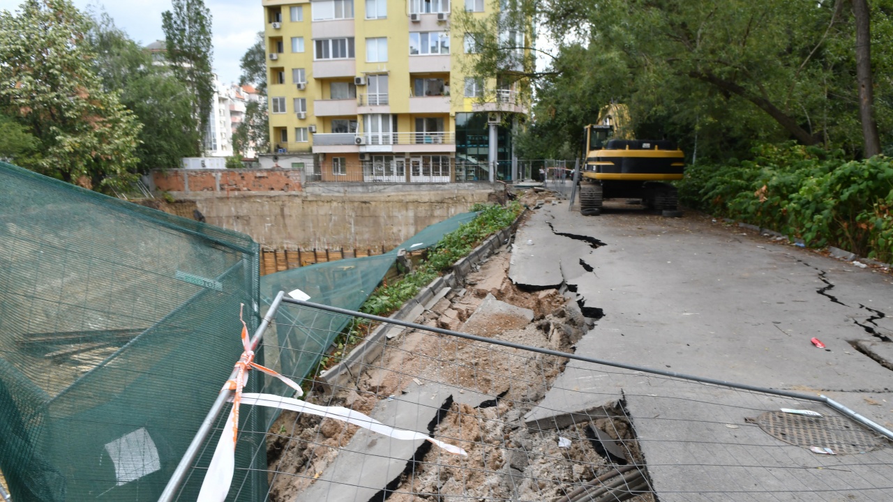 Пропадна път в "Манастирски ливади" заради строеж