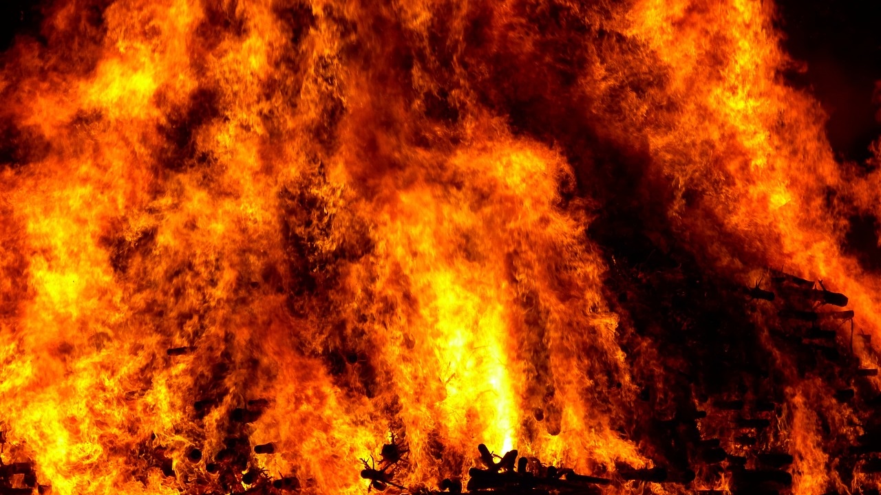 Пожар гори в хале за ремонт на автомобили в Ямбол