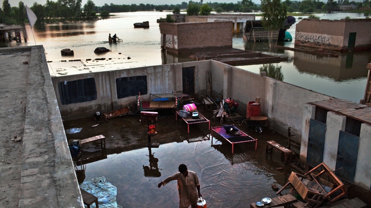 Около 10 000 души са в неизвестност след наводненията в Либия