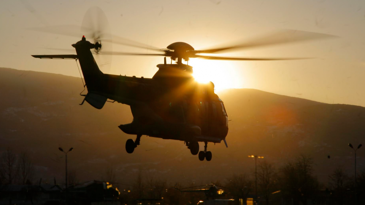 Двама парапланеристи пострадаха в Стара планина, военен хеликоптер ги спасява