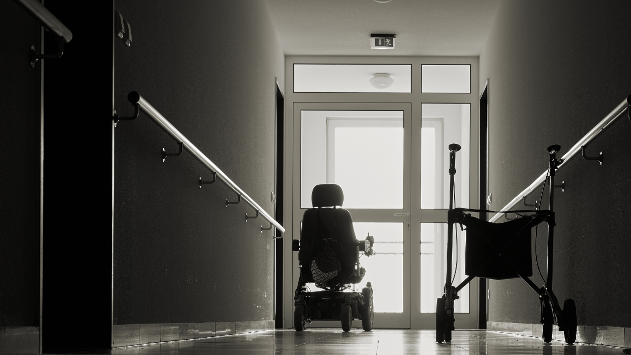 Смърт в „социален дом“ без лиценз: Разследващи влязоха в Центъра за хора с деменция в с. Изгрев