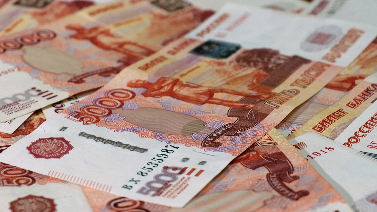 Рублата пада в очакване на решение на Централната банка по лихвените проценти