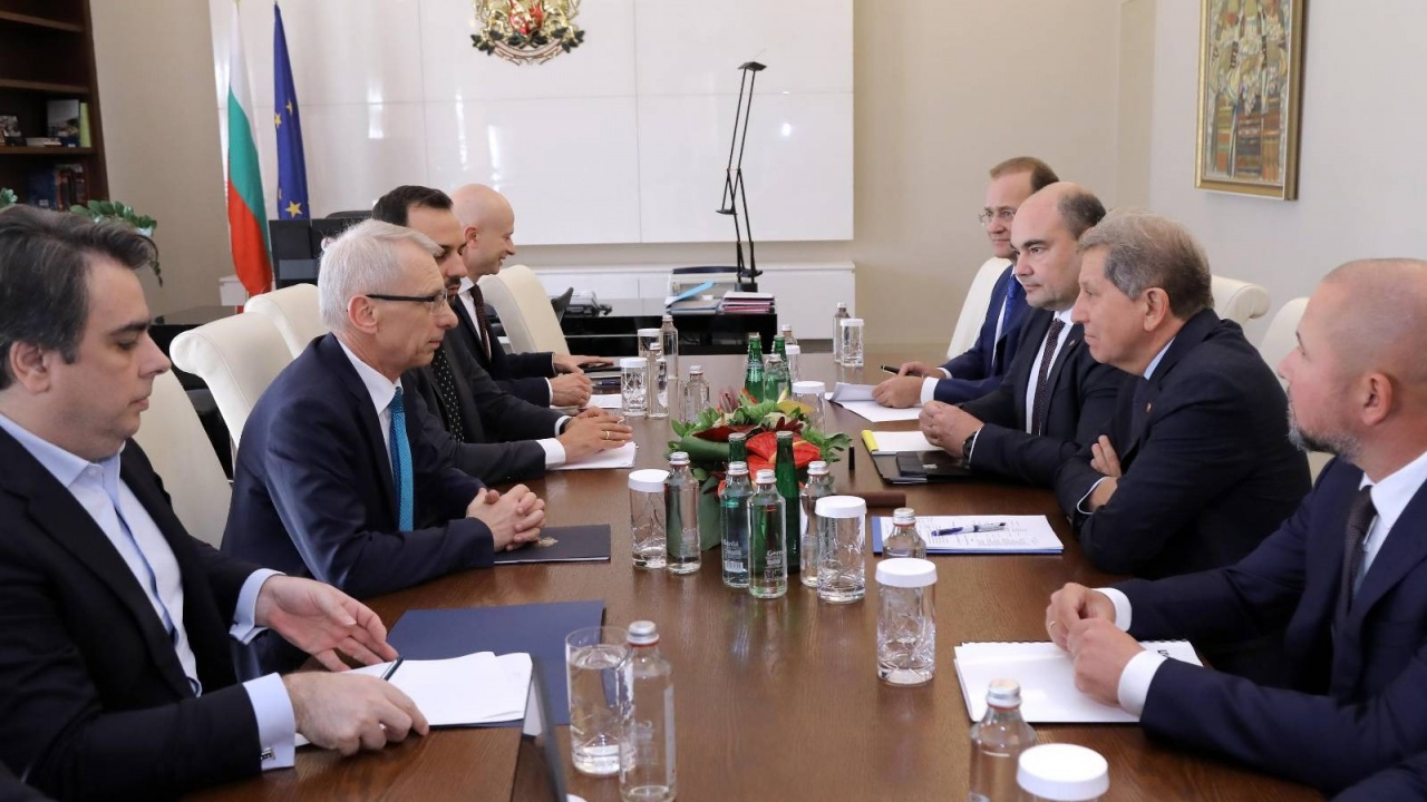 Премиерът Денков обсъди с „Лукойл“ прехода на рафинерията към неруски петрол