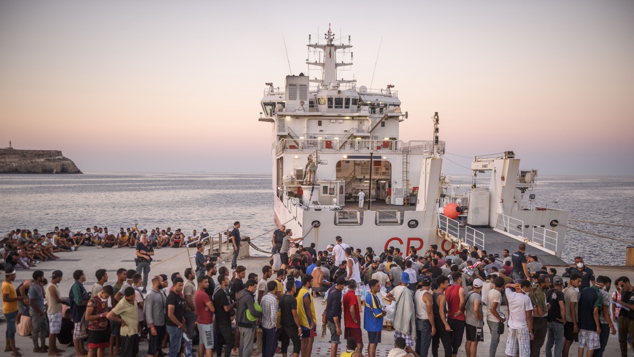 Кметът на Лампедуза: Мигрантската вълна достигна точката, от която няма връщане назад