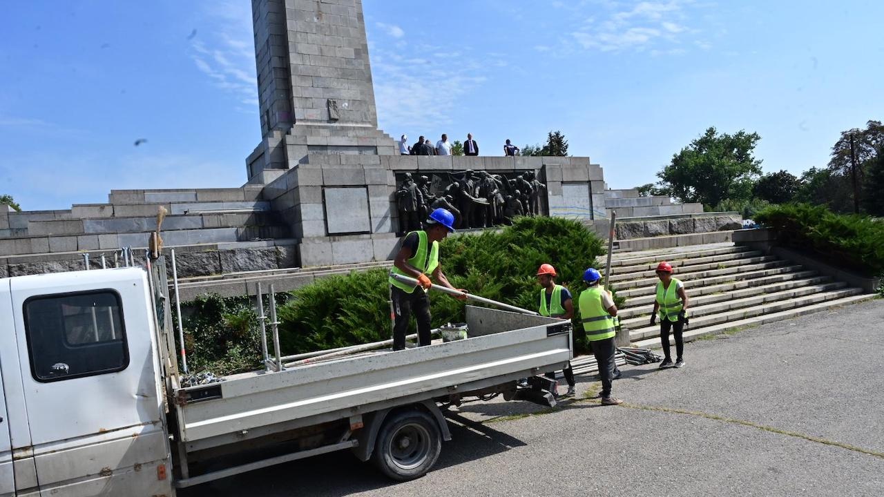 Започна изграждането на скеле около Паметника на Съветската армия