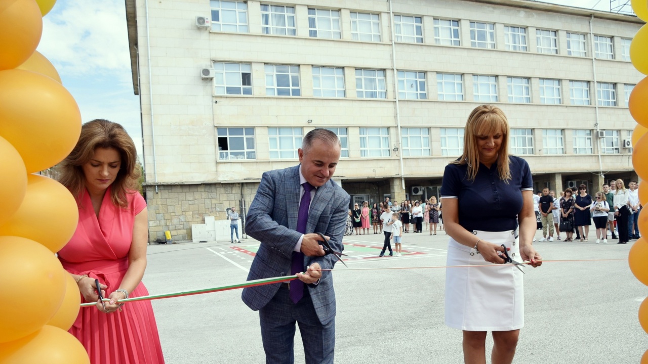 За първия учебен ден: Кметът на Сандански Атанас Стоянов откри нова спортна площадка за минифутбол 