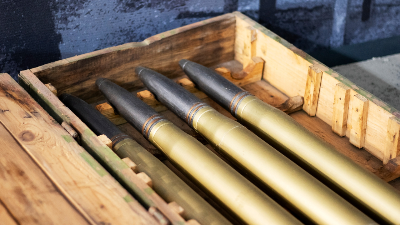 САЩ планират производството на сто хиляди артилерийски снаряда на месец през 2025 г.