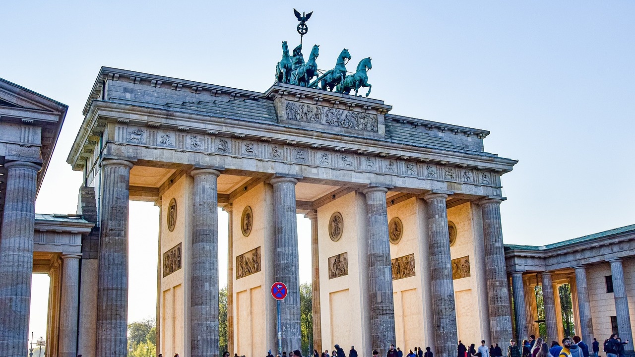 Бранденбургската врата беше изрисувана със спрей от екоактивисти